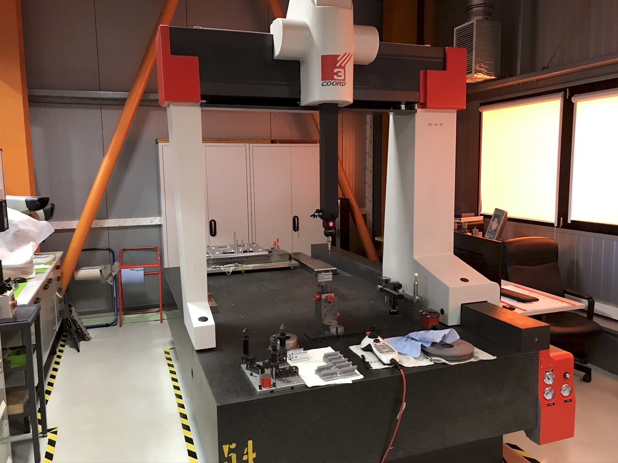 A Coord3 MC16 20-10-10 gép elölnézete