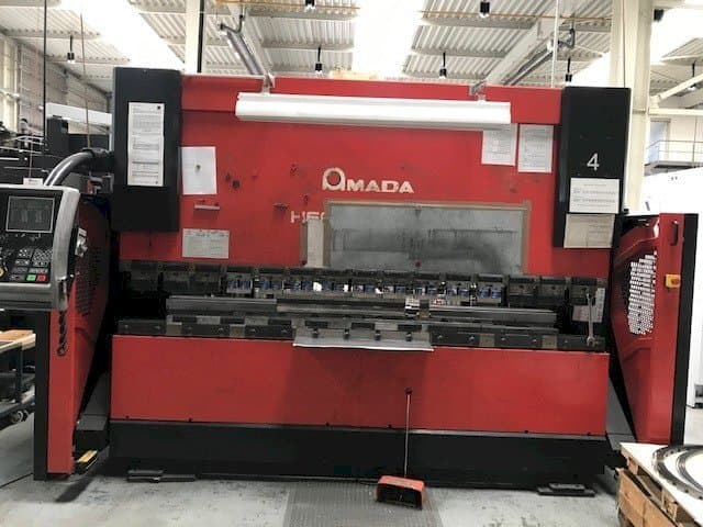 A AMADA HFE 100-3 gép elölnézete