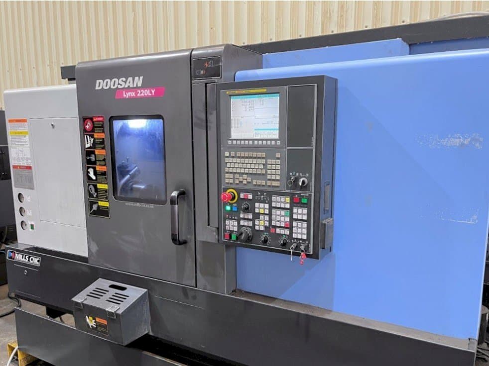 A Doosan Lynx 220LYC gép elölnézete