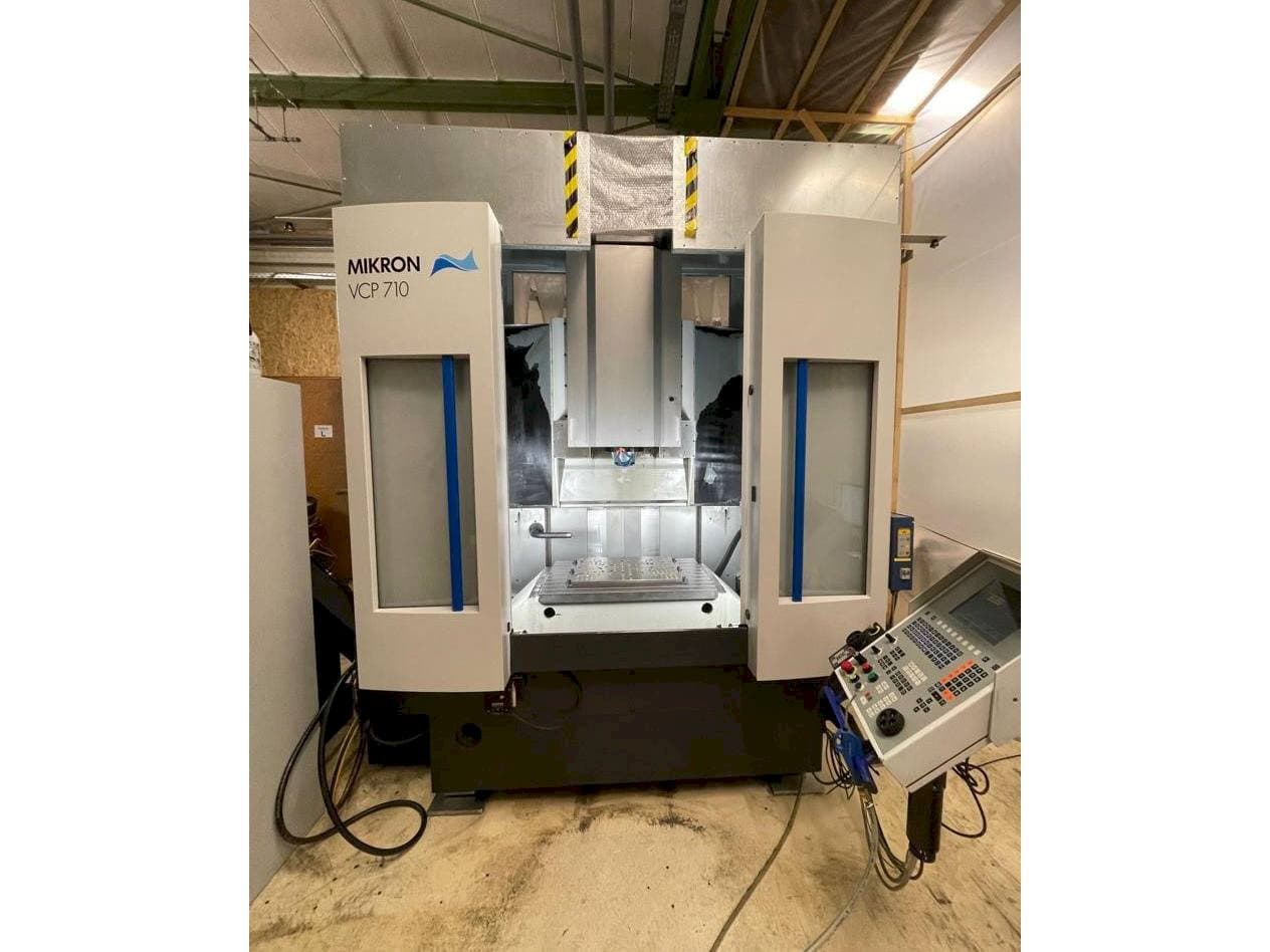 A MIKRON VCP 710 gép elölnézete