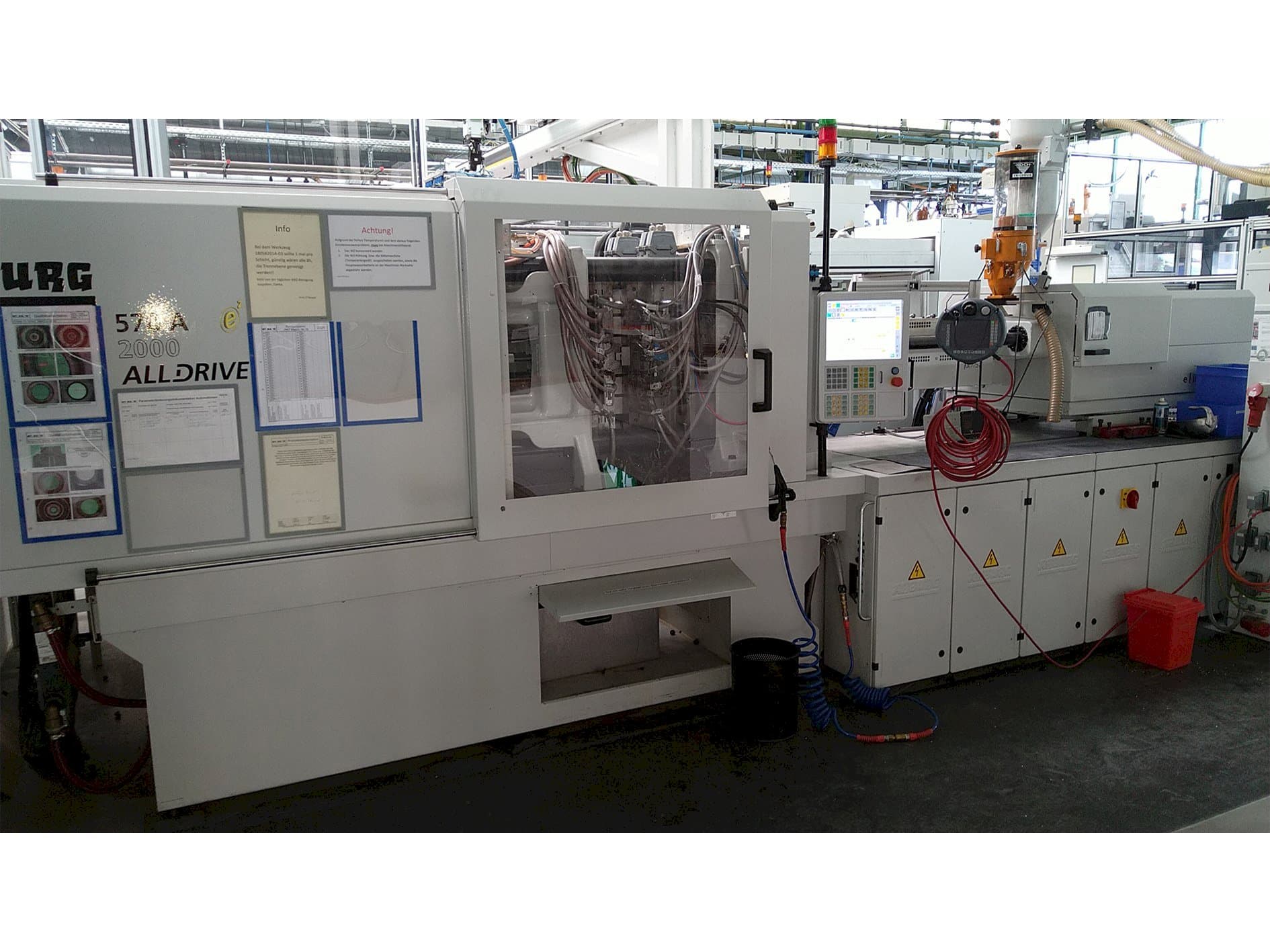 A Arburg Allrounder 570 A 2000-800 ALLDRIVE gép elölnézete