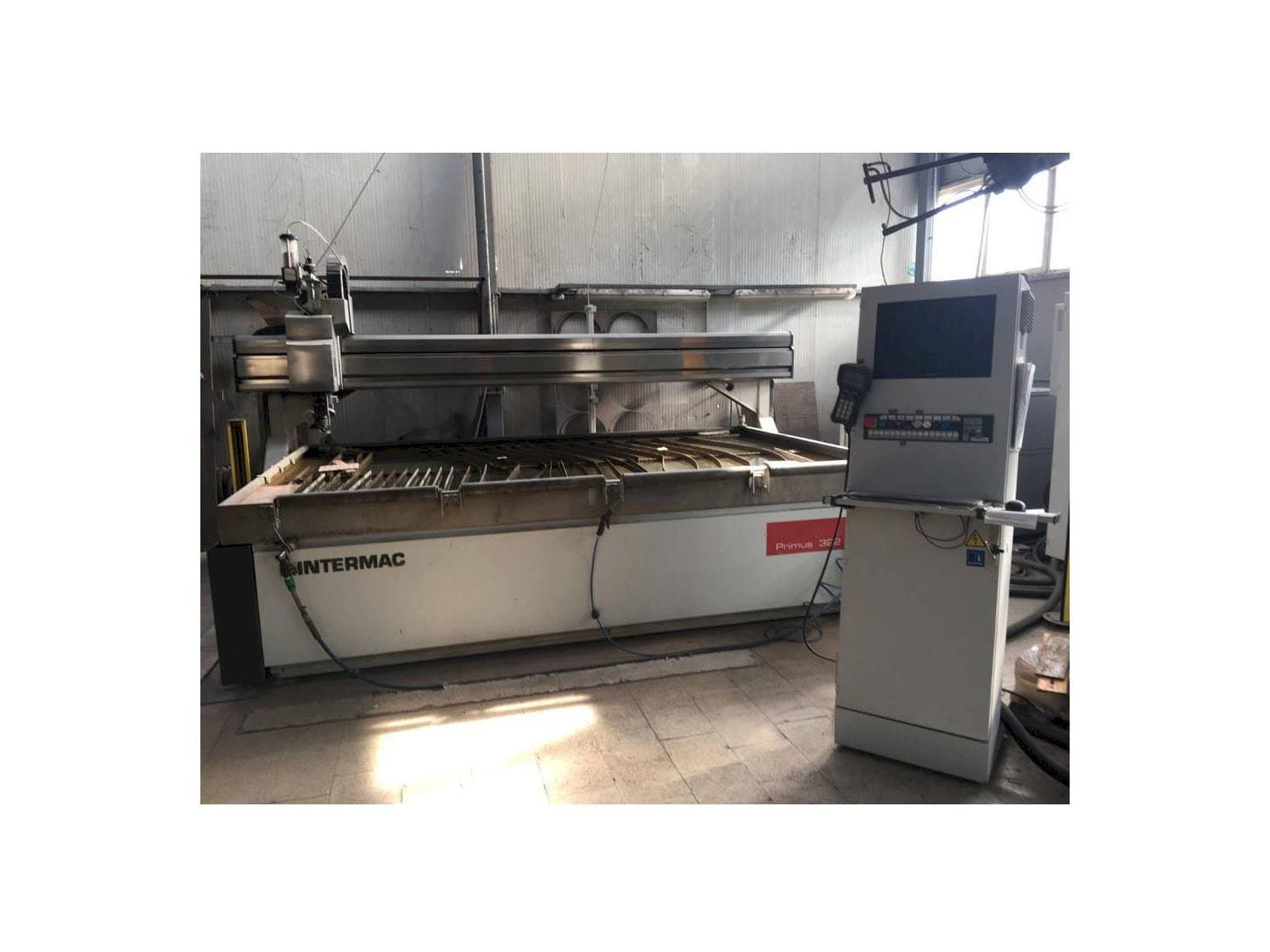 A Intermac primus 322  gép elölnézete
