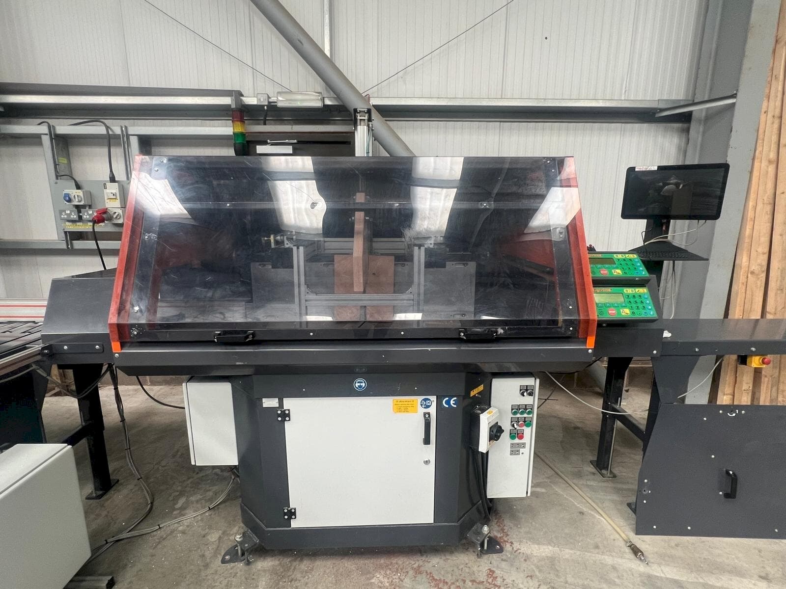 A TIGER UKA 600 Cross cut installation  gép elölnézete