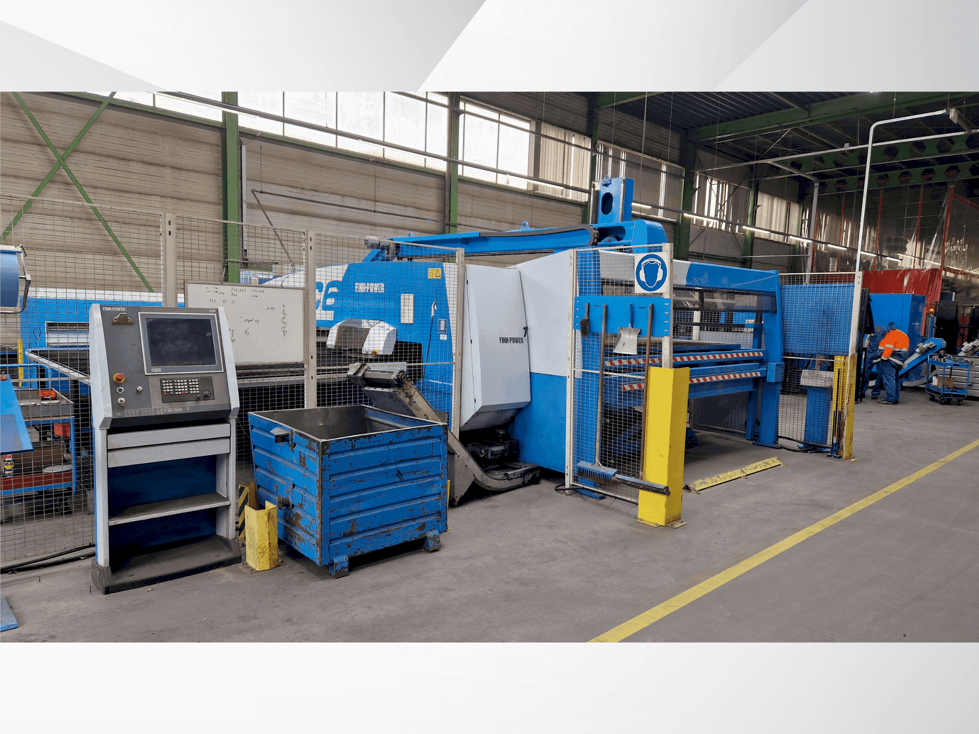 A Finn-Power C6 gép elölnézete