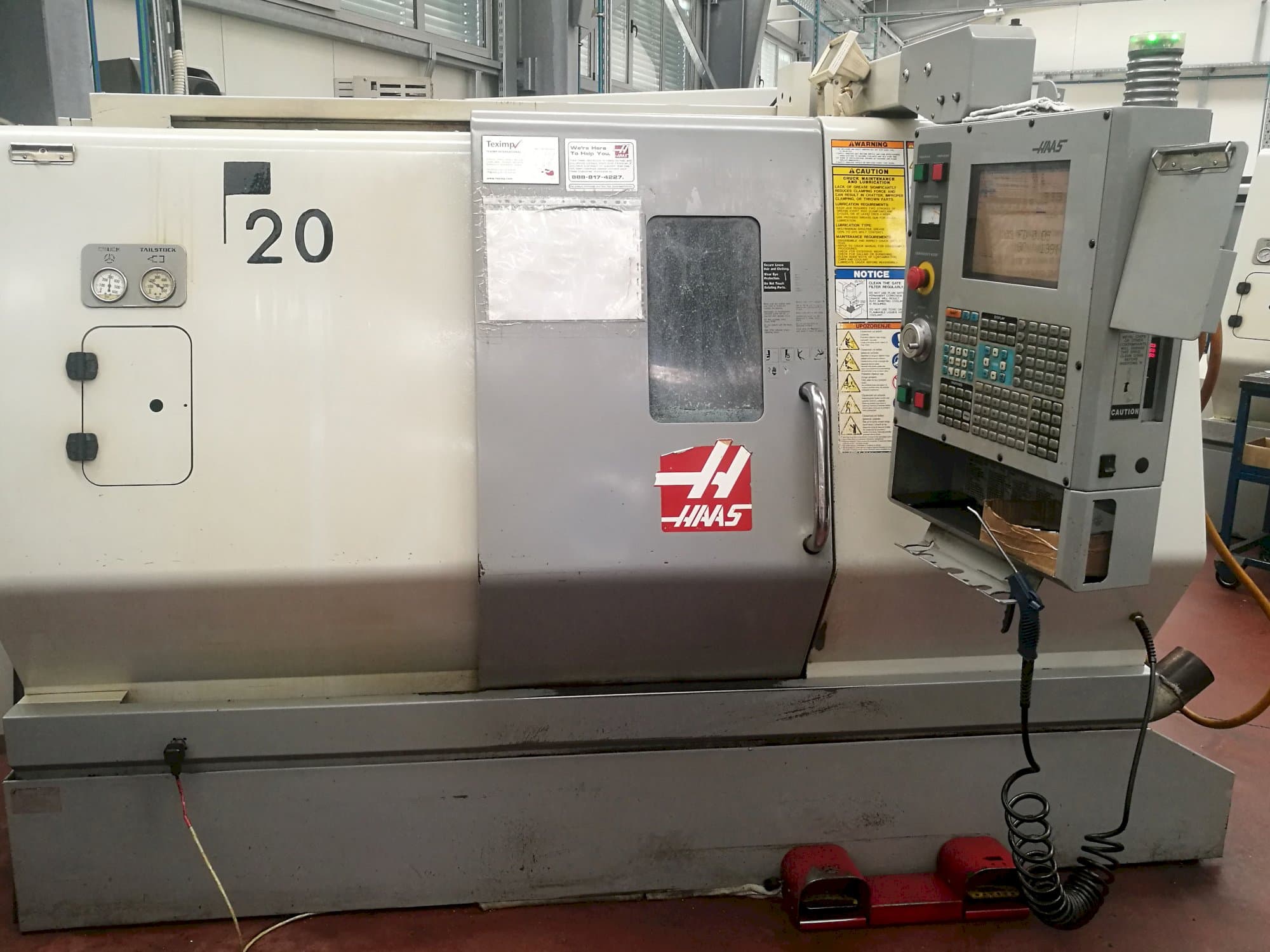 A HAAS SL-20THE gép elölnézete