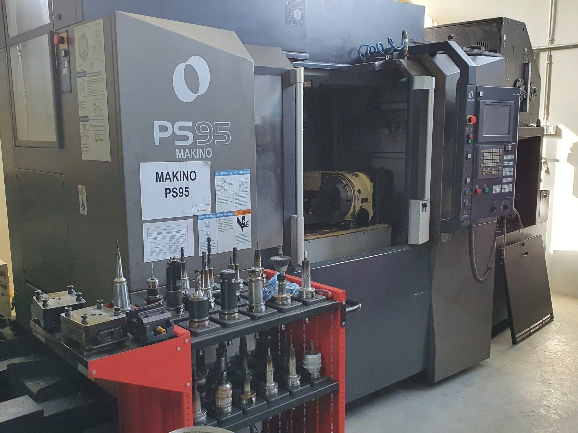 A Makino PS95 gép elölnézete