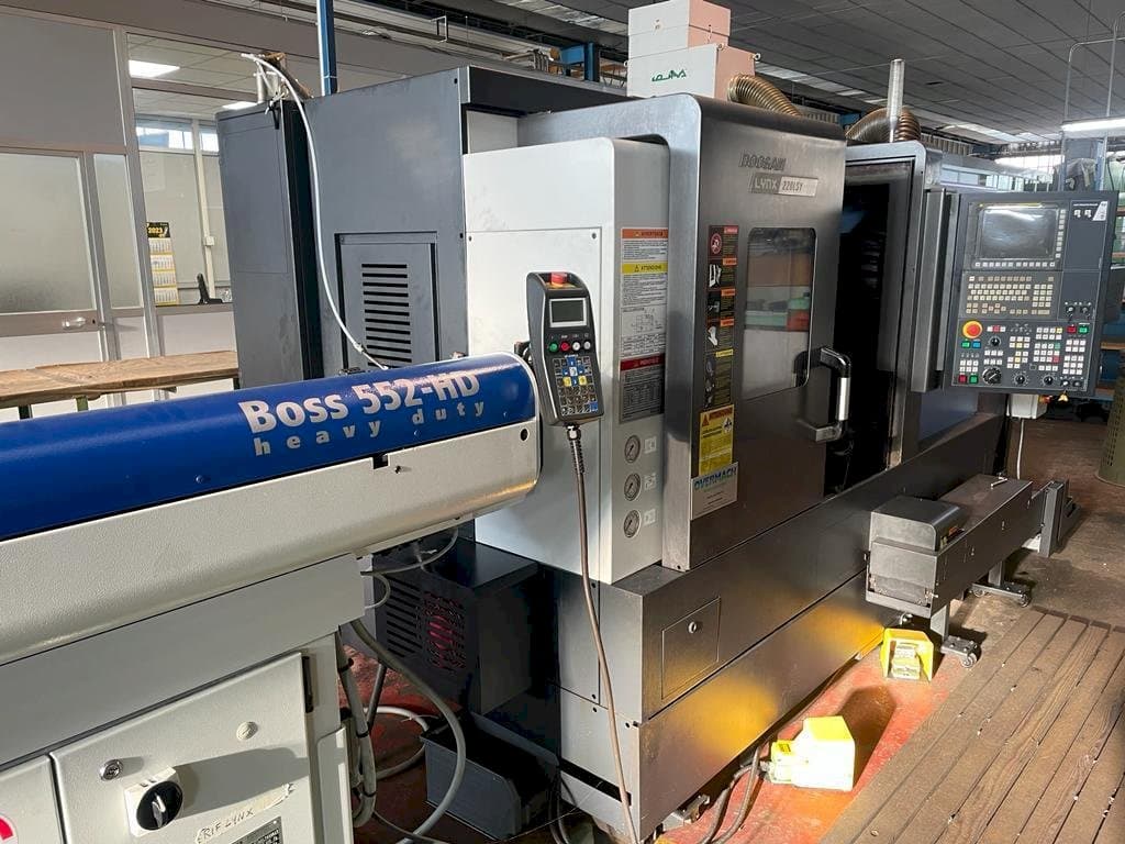 A Doosan LYNX 220LSY gép elölnézete