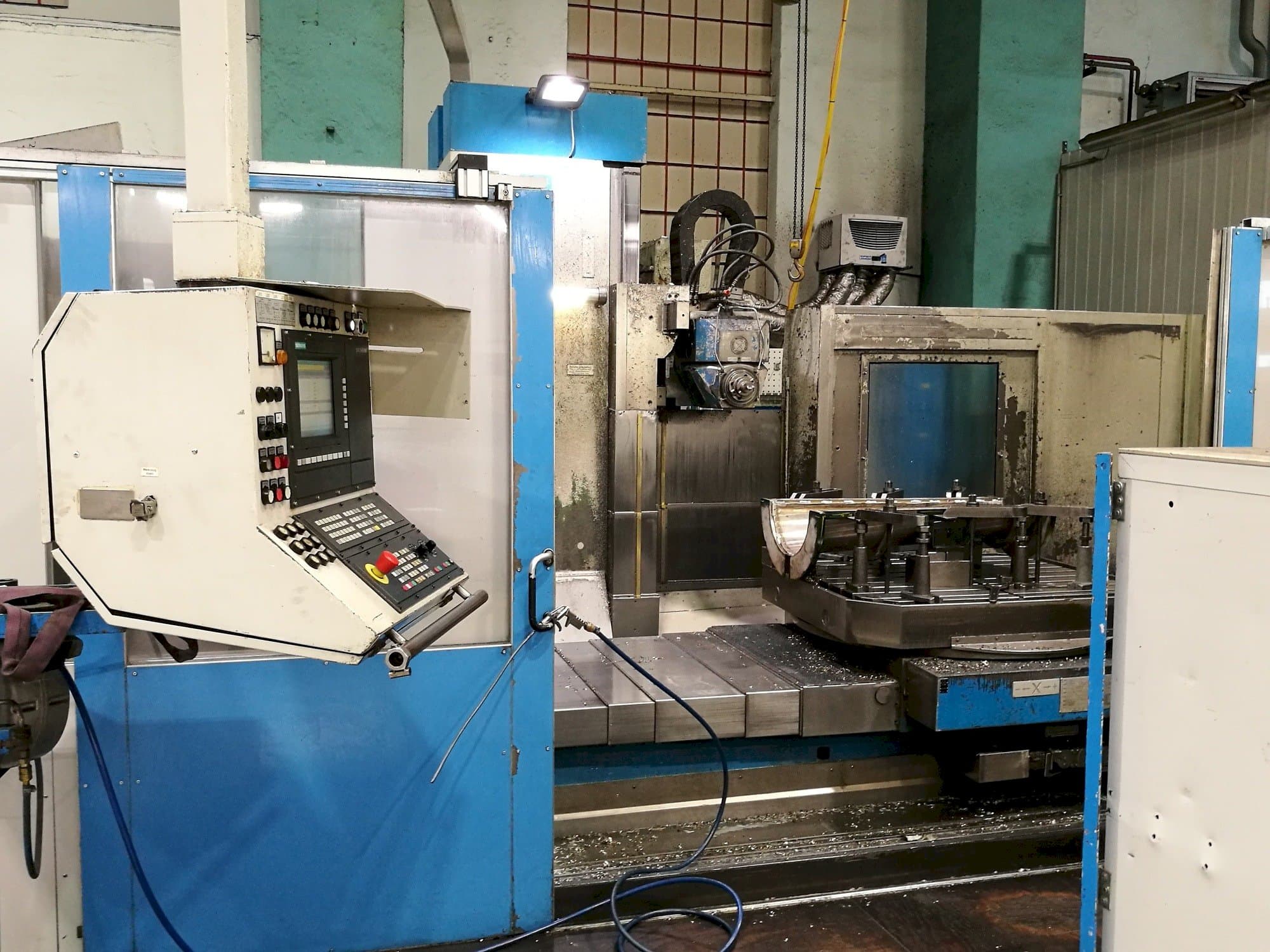 A Kekeisen UBF 2500 gép elölnézete