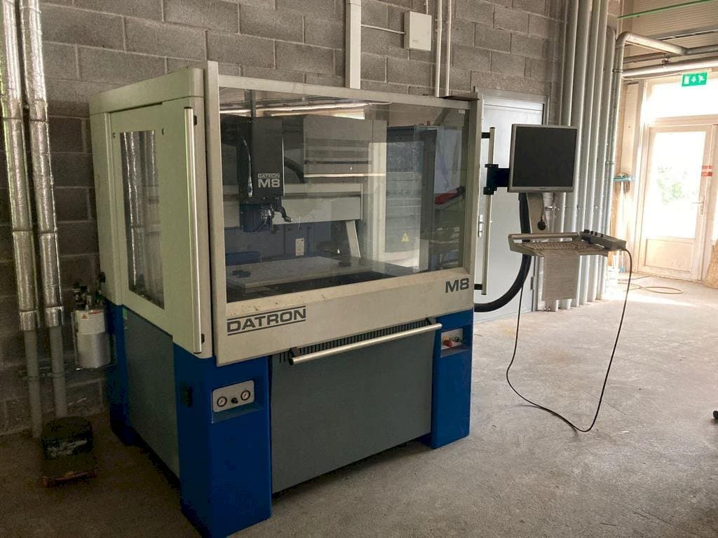 A Datron M8A gép elölnézete