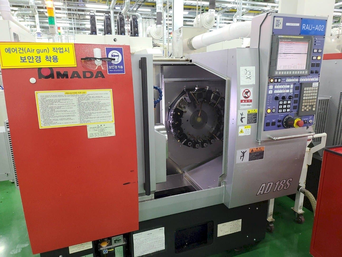 A AMADA AD-18S gép elölnézete