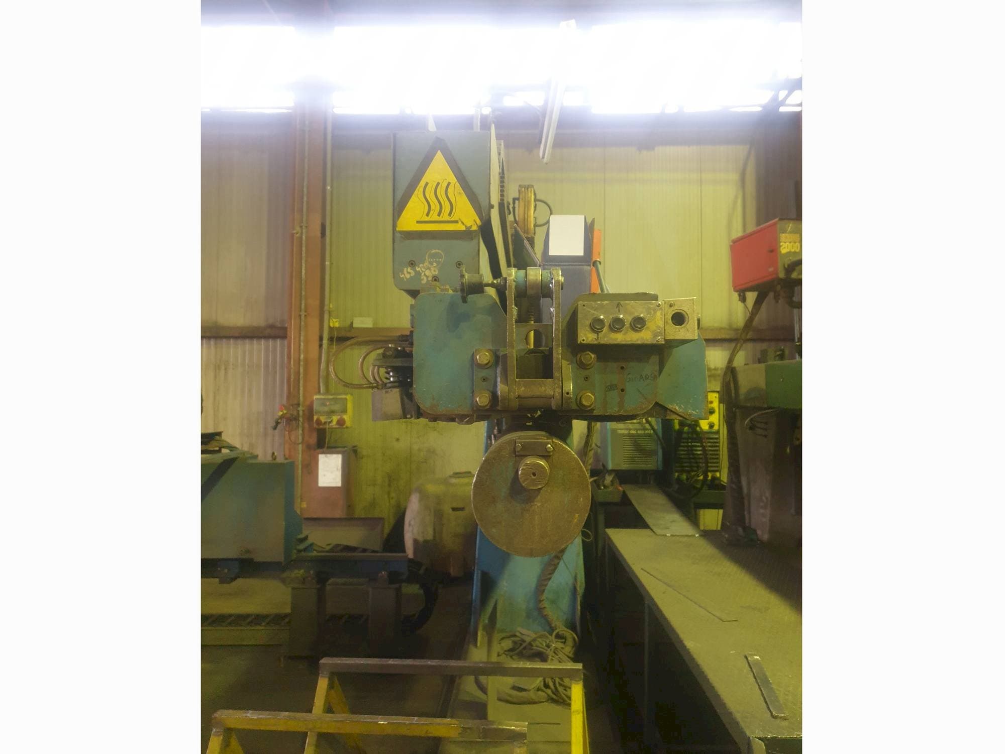 A CLOOS CAL 120/30 gép elölnézete