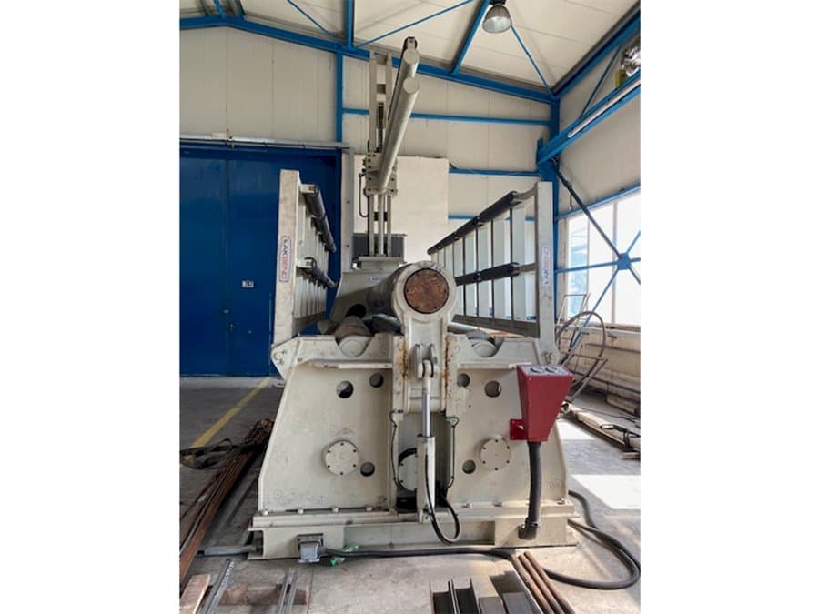 A Akyapak AHS 4100/25 gép elölnézete