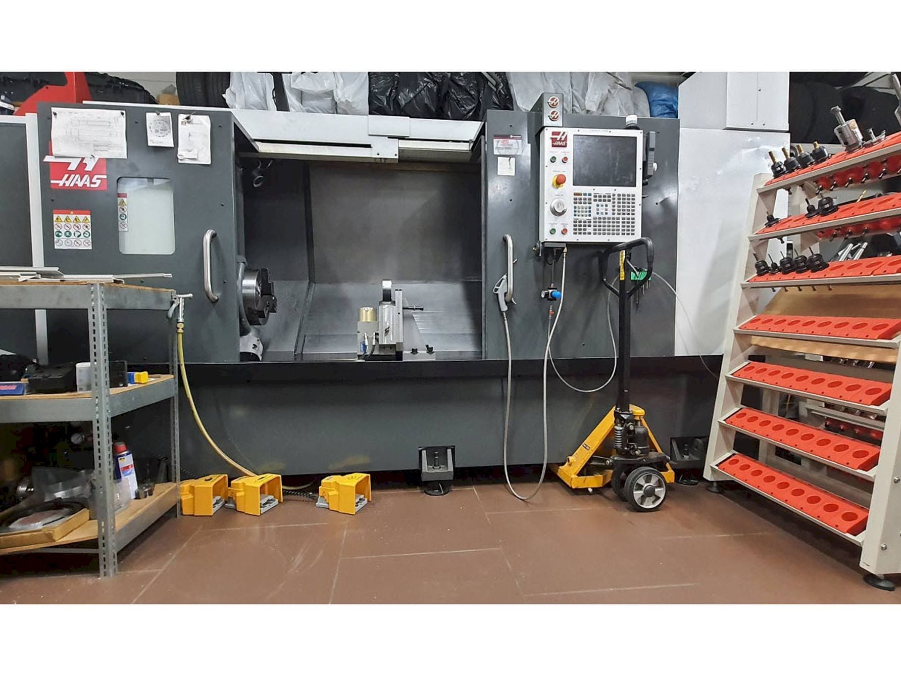 A HAAS ST-30L gép elölnézete