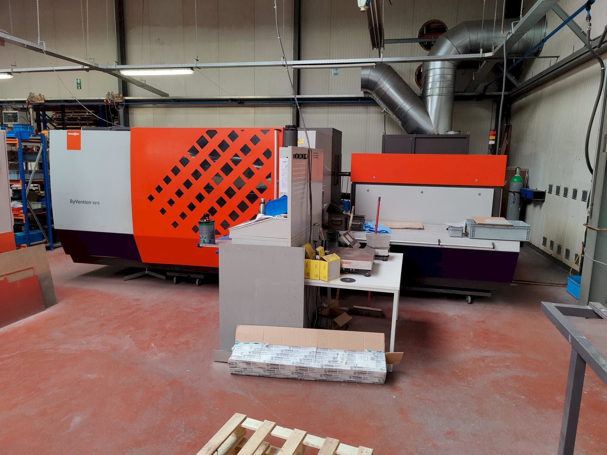 A Bystronic ByVention 3015 gép elölnézete