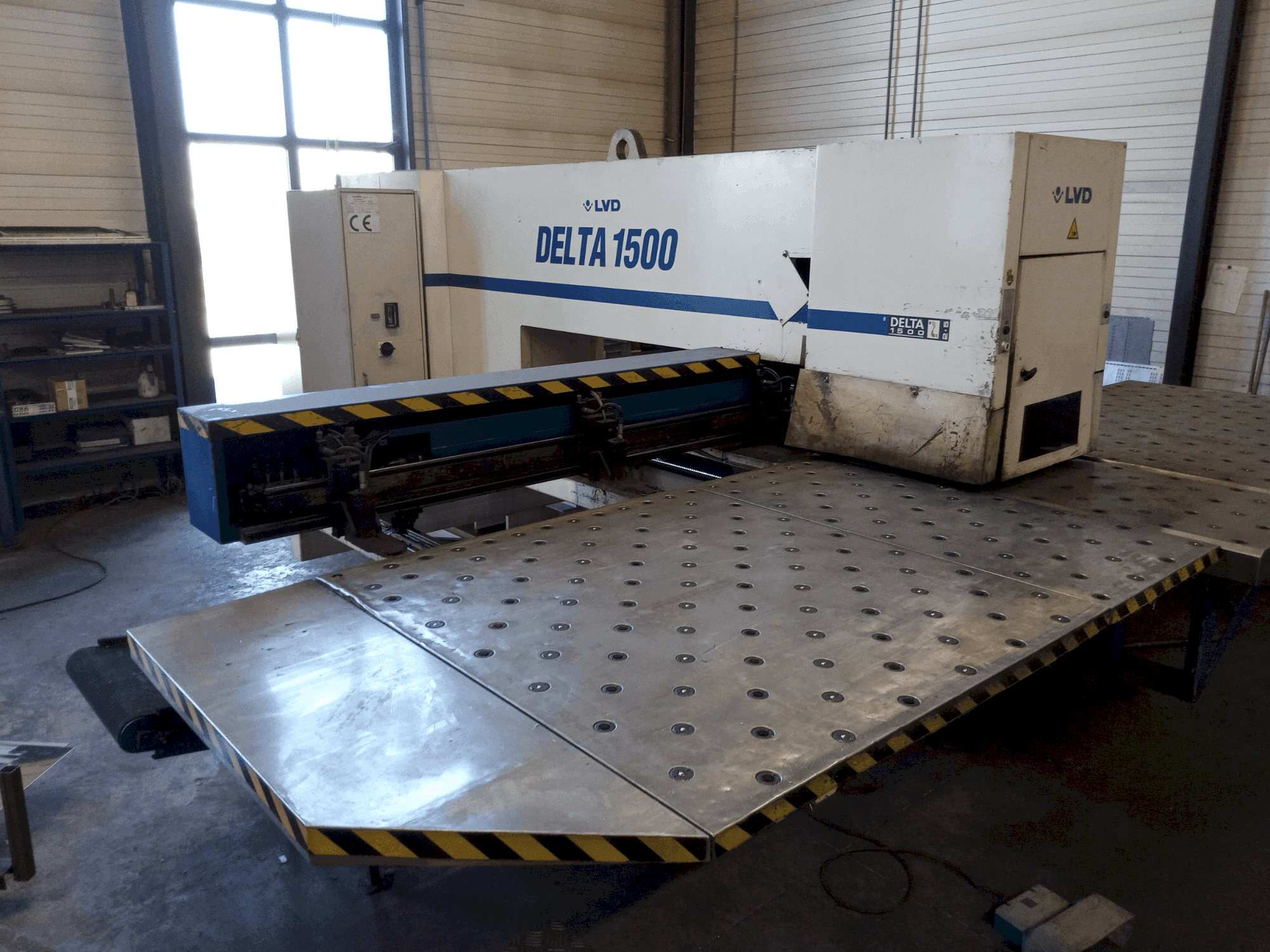 A LVD DELTA 1500 LB  gép elölnézete