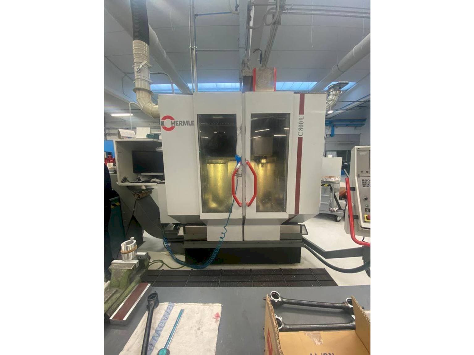 A HERMLE C800U gép elölnézete