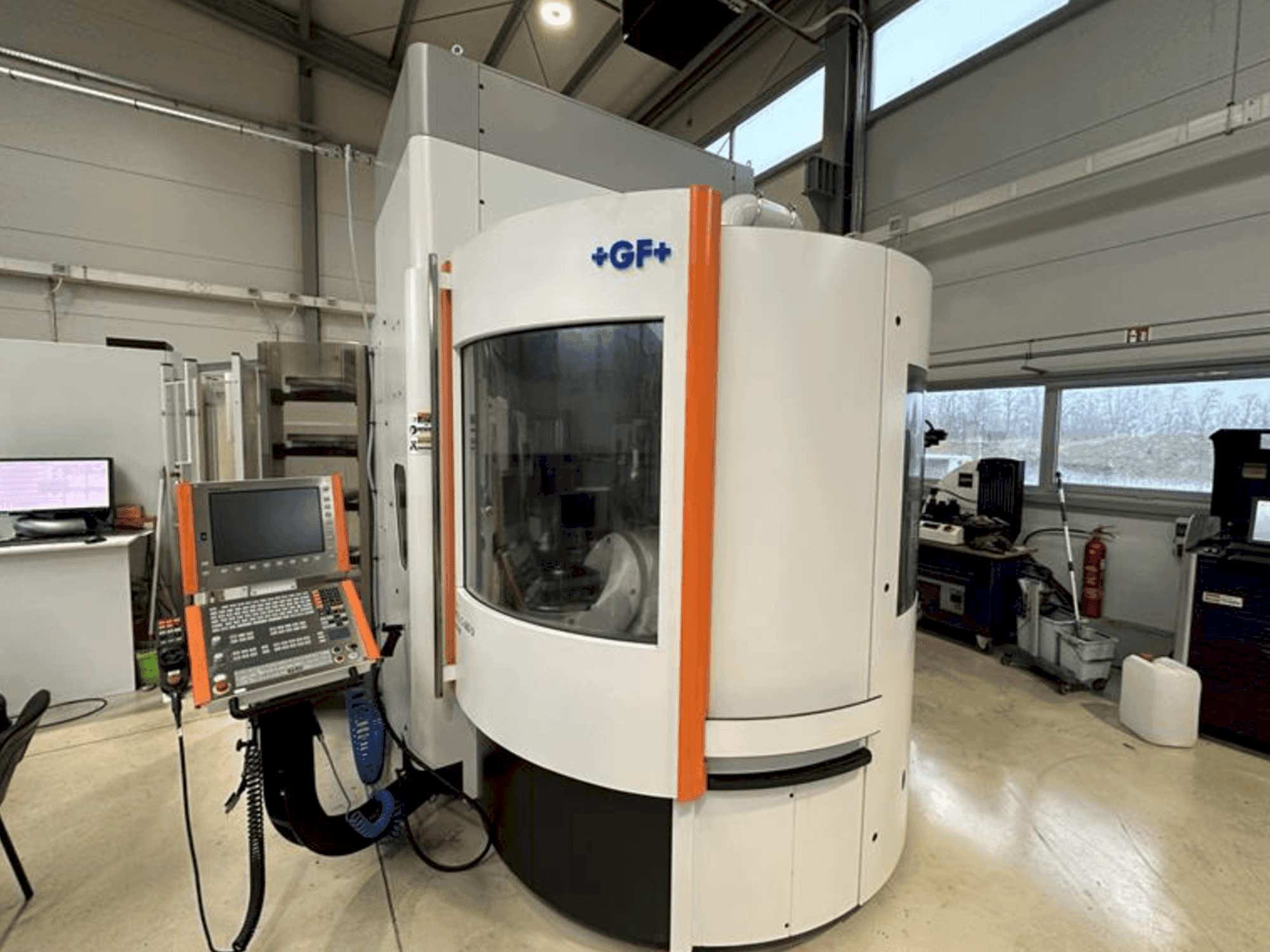 A MIKRON Mill S 600 U gép elölnézete