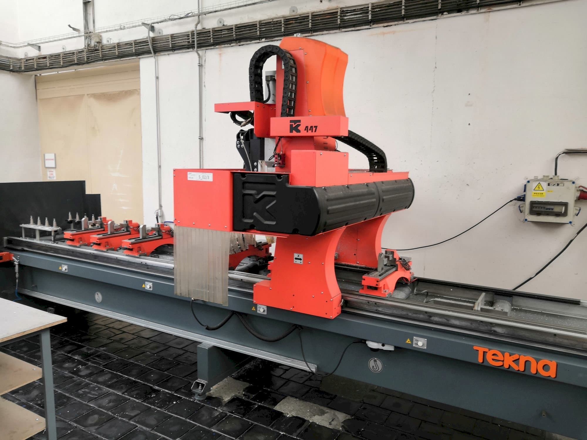 A Tekna TK447/4 gép elölnézete