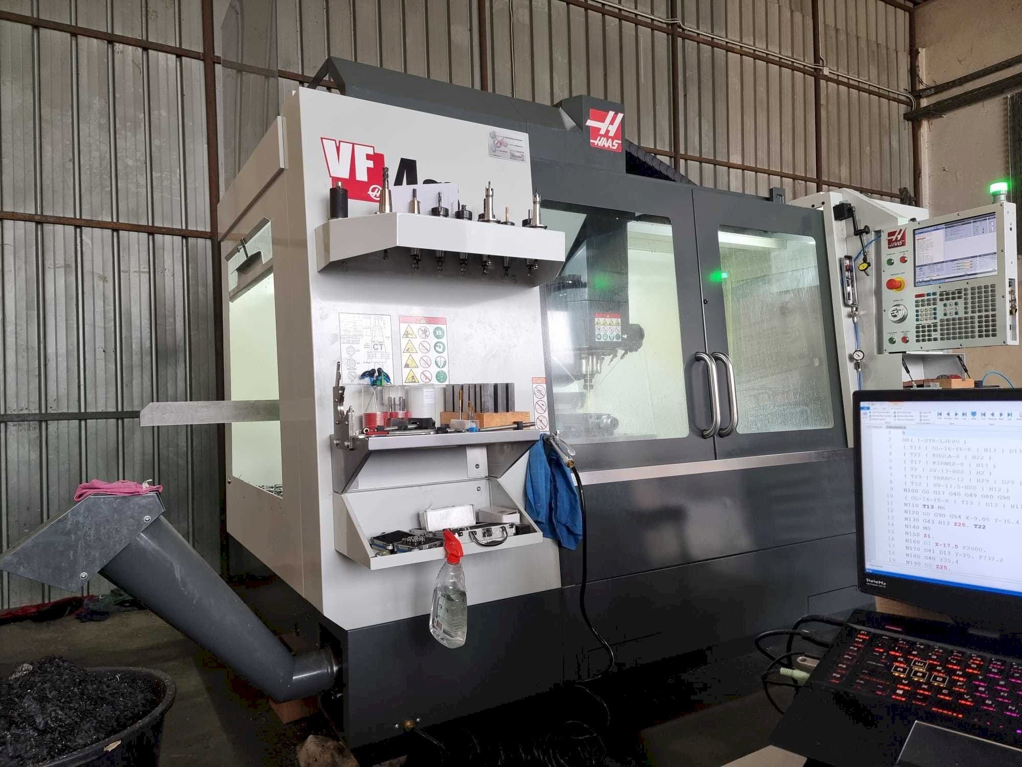 A HAAS VF4SS gép elölnézete