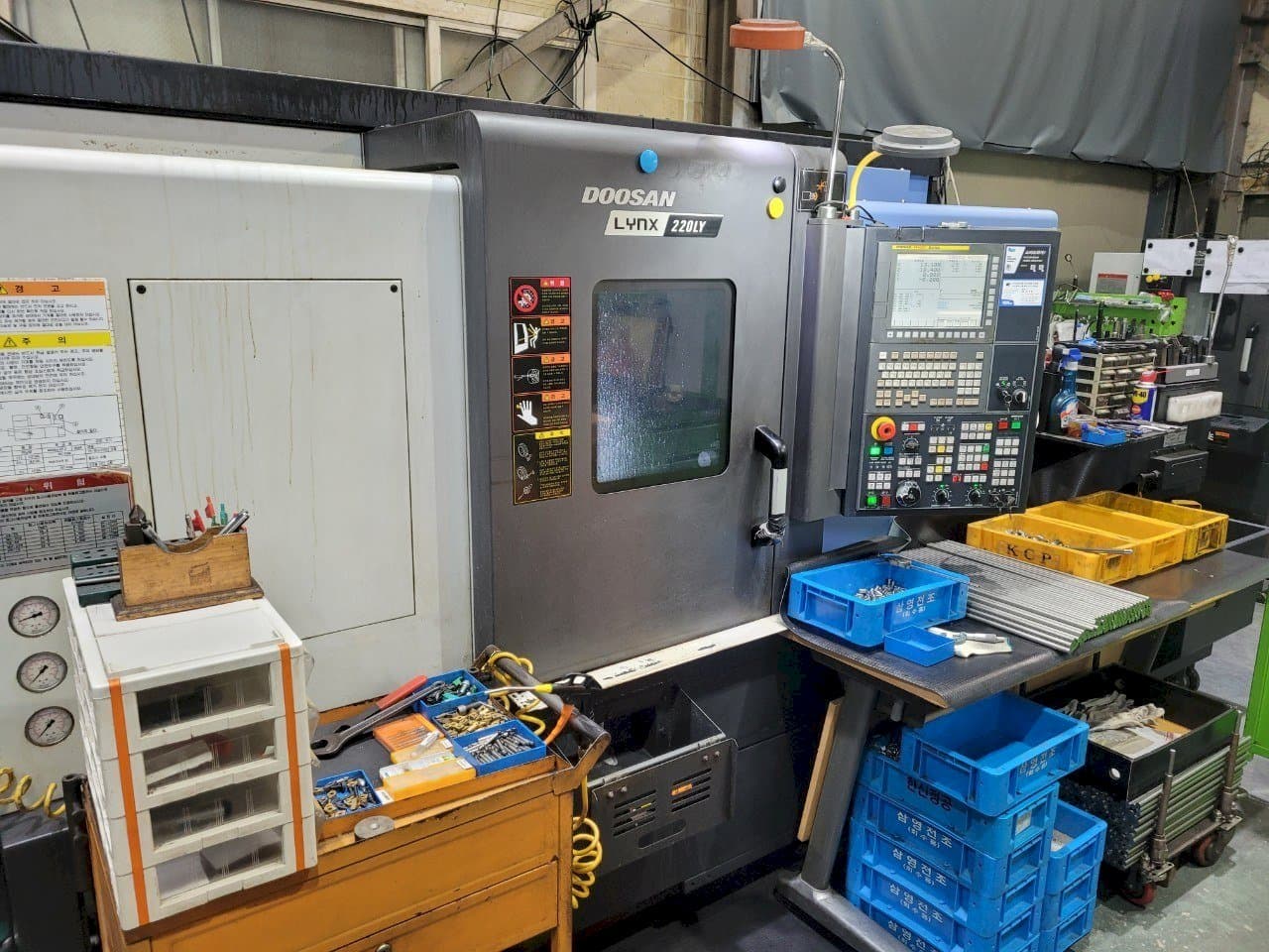 A Doosan LYNX220LYA gép elölnézete