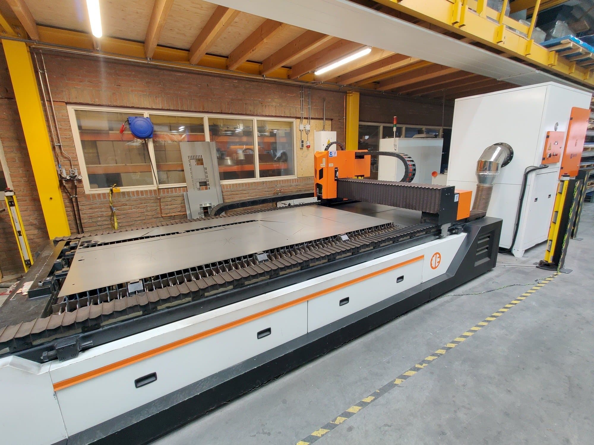 A ERMAKSAN Fibermak Hawk 3015 1kw fiber gép elölnézete