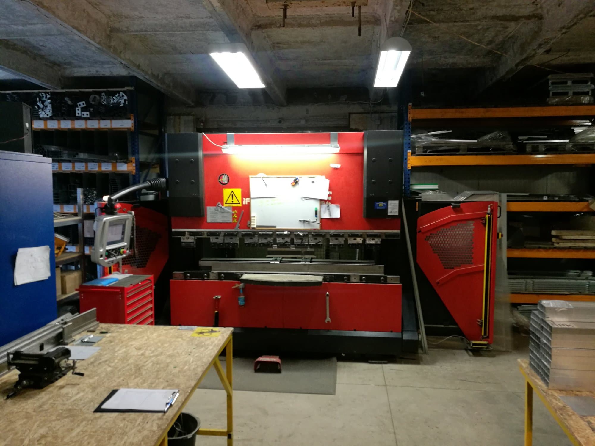 A AMADA HFP 80-25 gép elölnézete