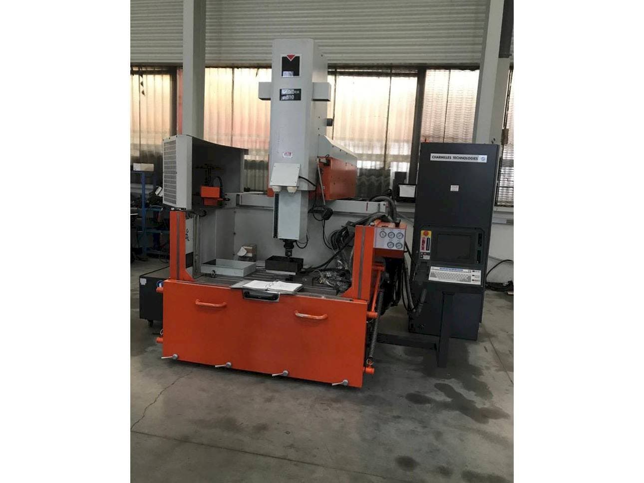 A CHARMILLES ROBOFORM 810 gép elölnézete