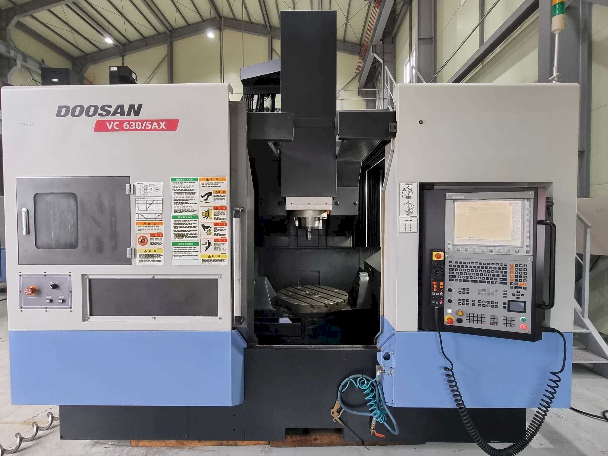 A Doosan VC630/5AX gép elölnézete