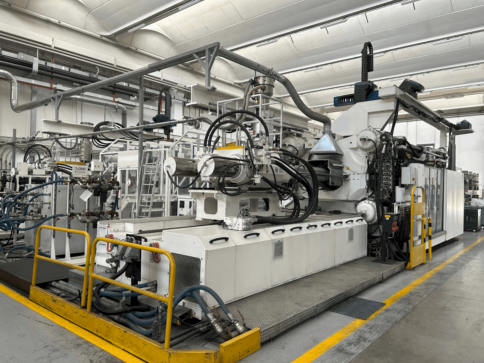 A Engel Duo 7050/1100WPX  gép elölnézete