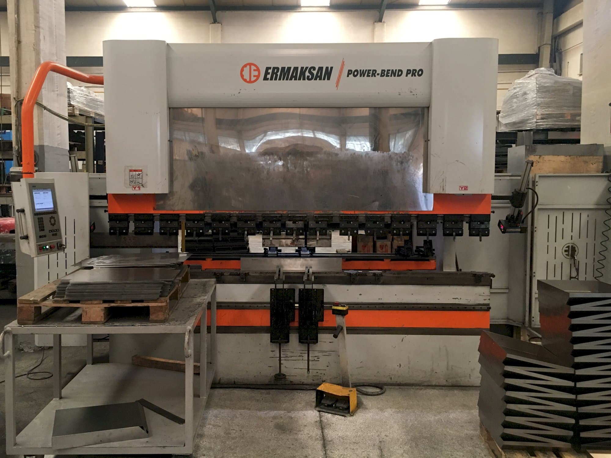 A ERMAKSAN POWER-BEND PRO 3100x220 gép elölnézete