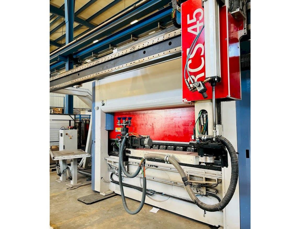 A AMADA Flexa 100-30 Schiavi gép elölnézete