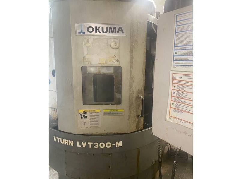 A Okuma LVT300M gép elölnézete