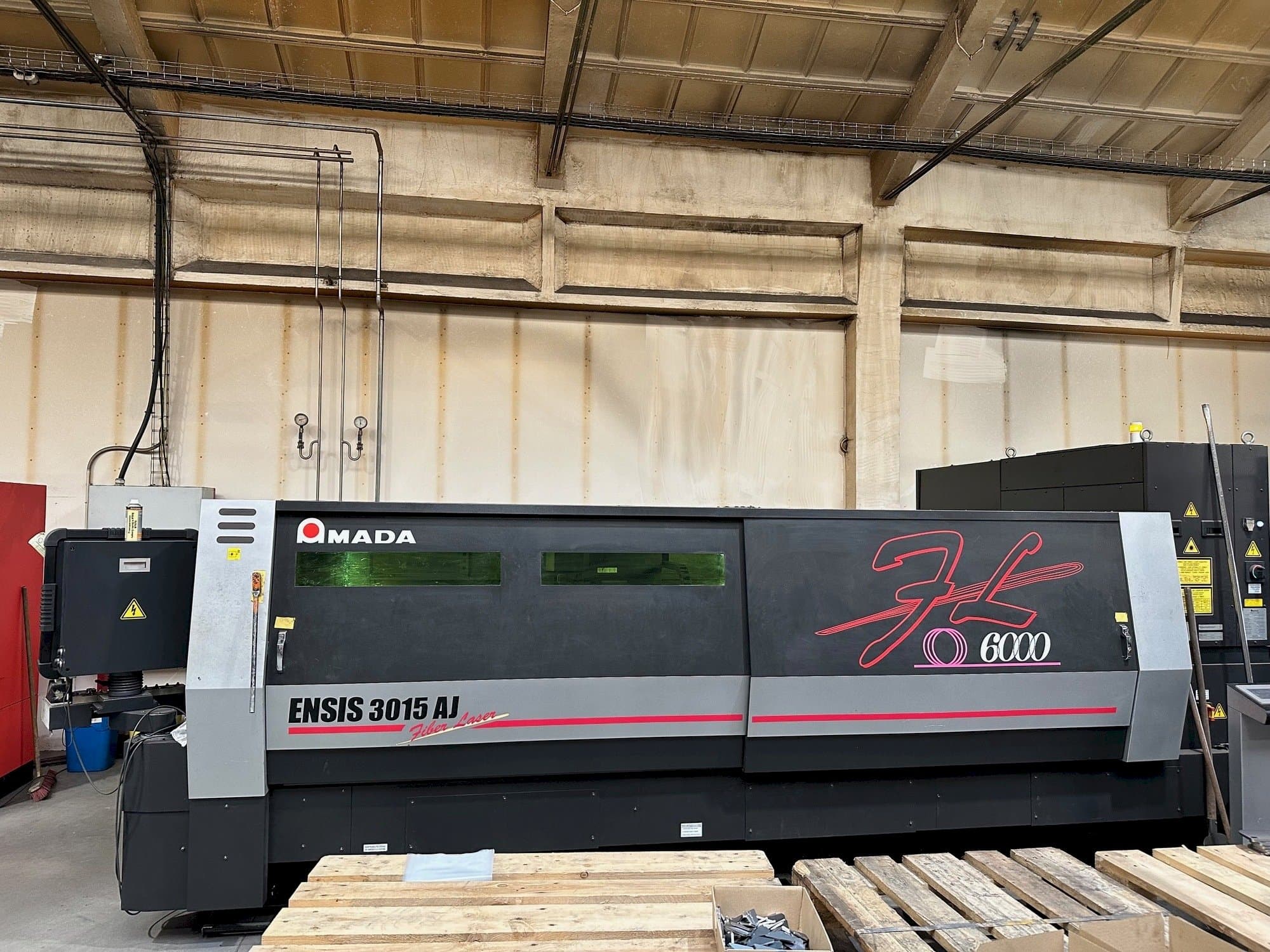 A AMADA ENSIS-3015 AJ  gép elölnézete