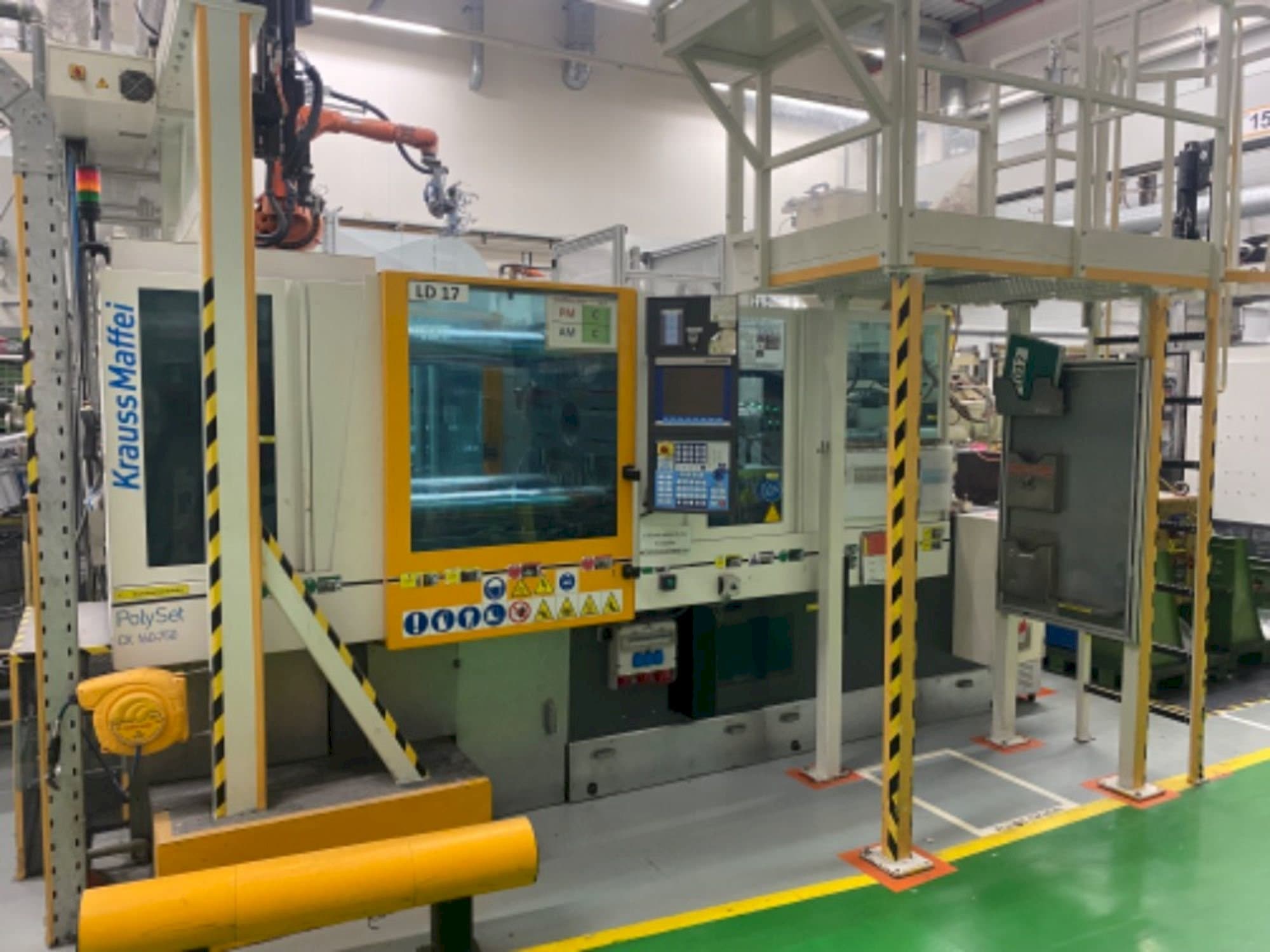 A Krauss Maffei 160/750 CX POL gép elölnézete