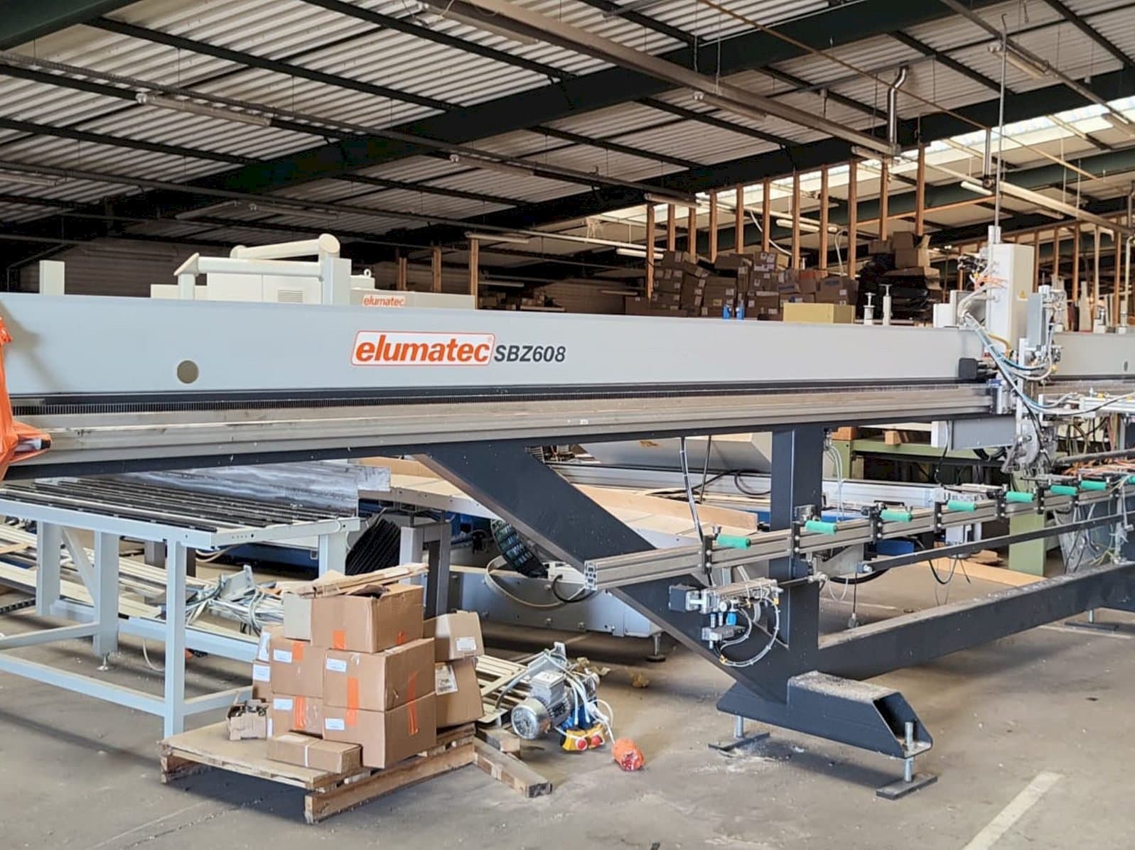 A Elumatec SBZ 608 gép elölnézete