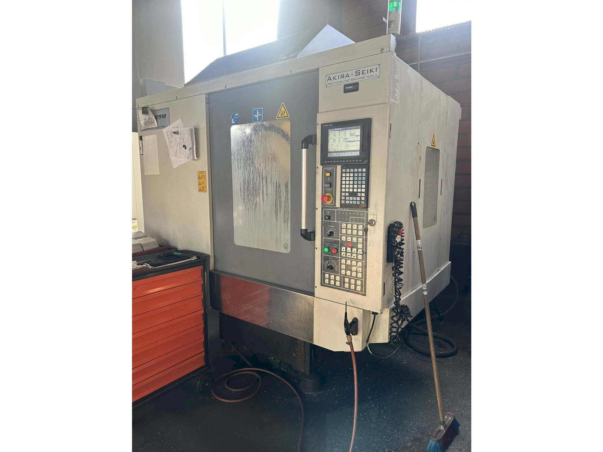 A Akira Seiki PC700 gép elölnézete