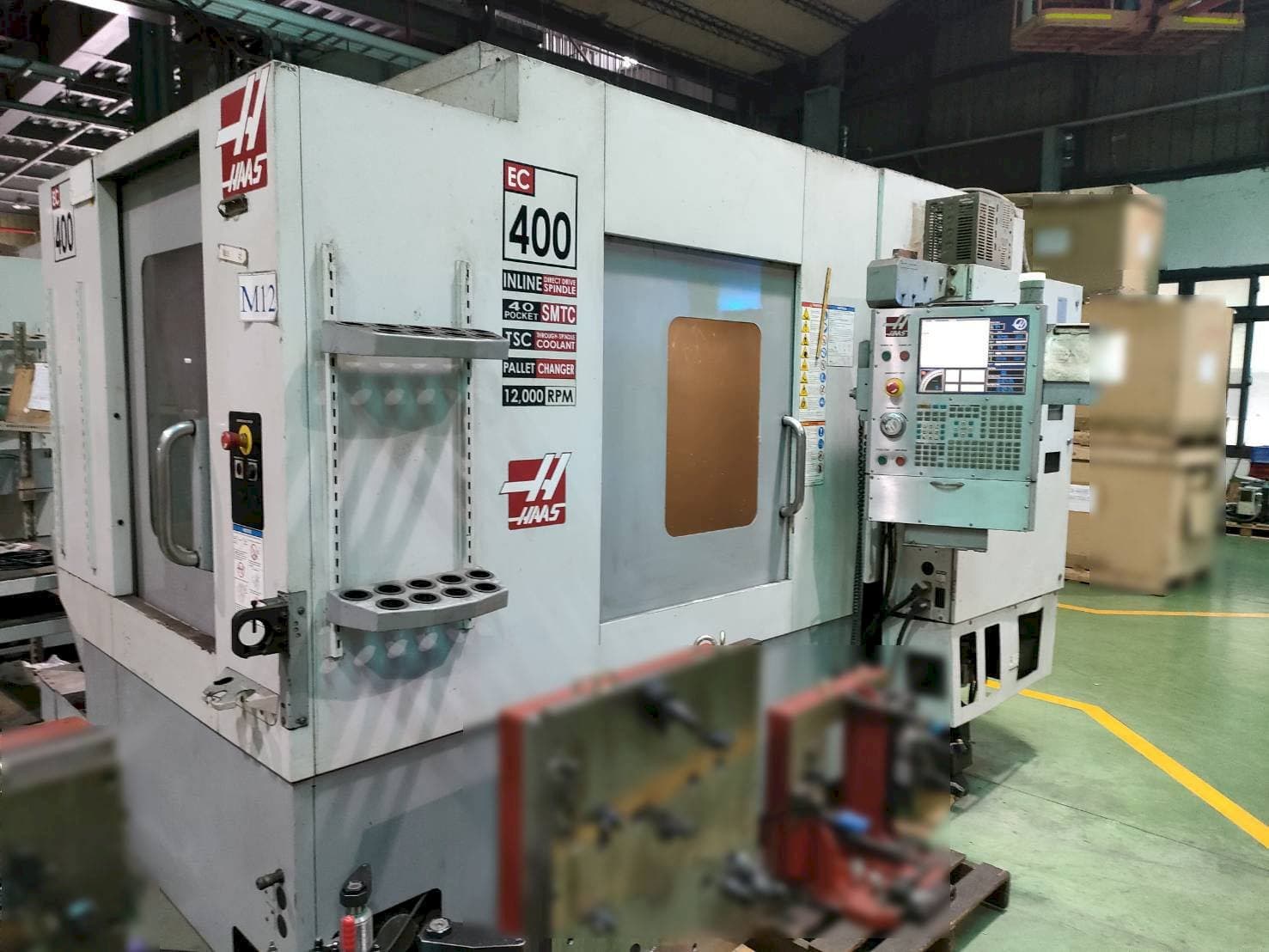 A HAAS EC-400 gép elölnézete