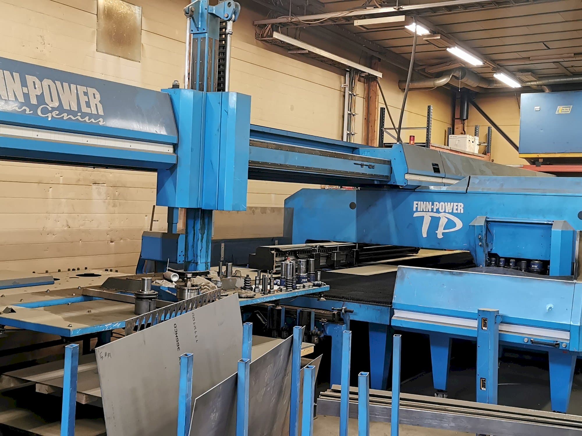 A Finn-Power LD3000/2W gép elölnézete