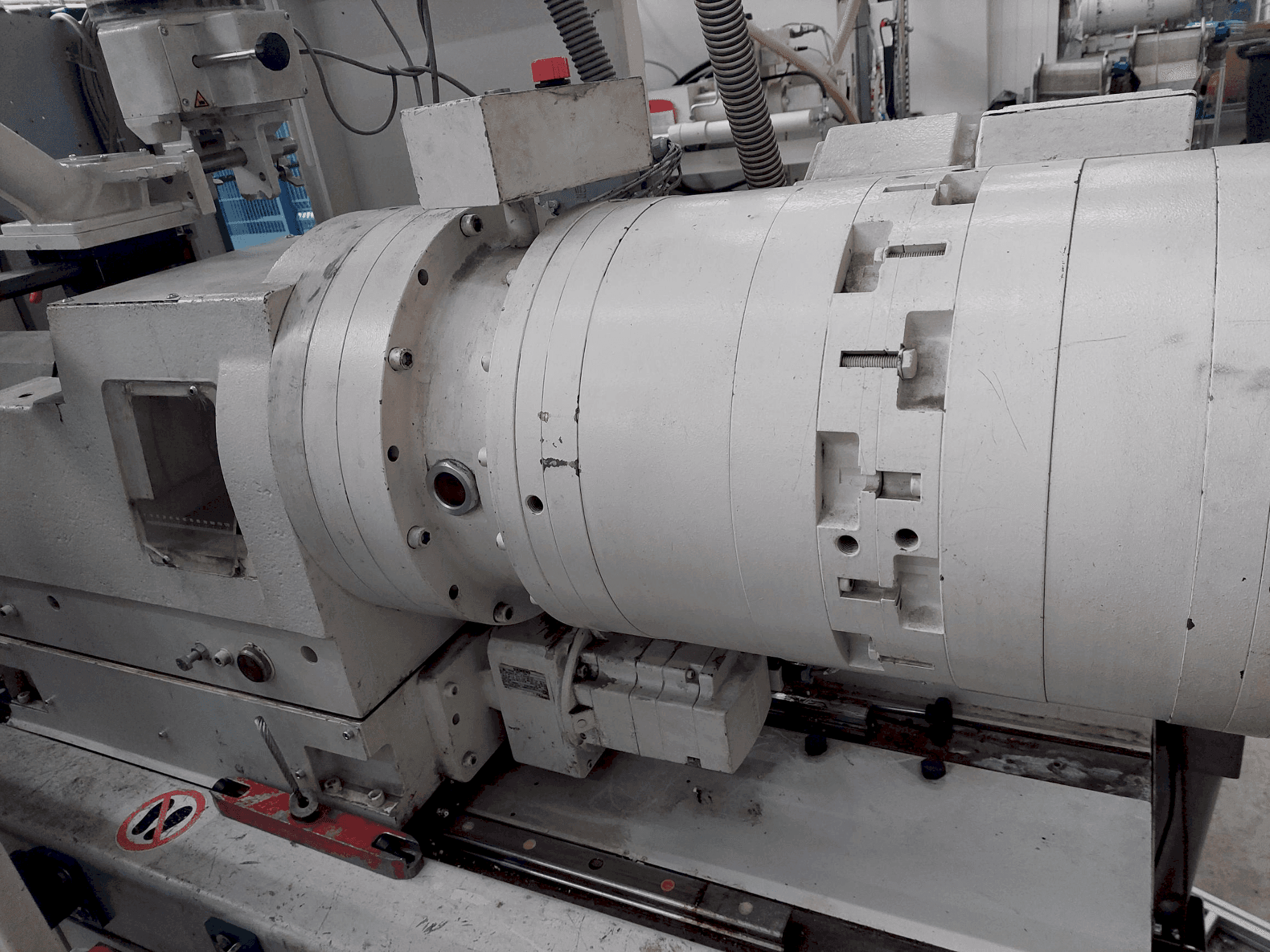 A Krauss Maffei 80-180 EX  gép elölnézete