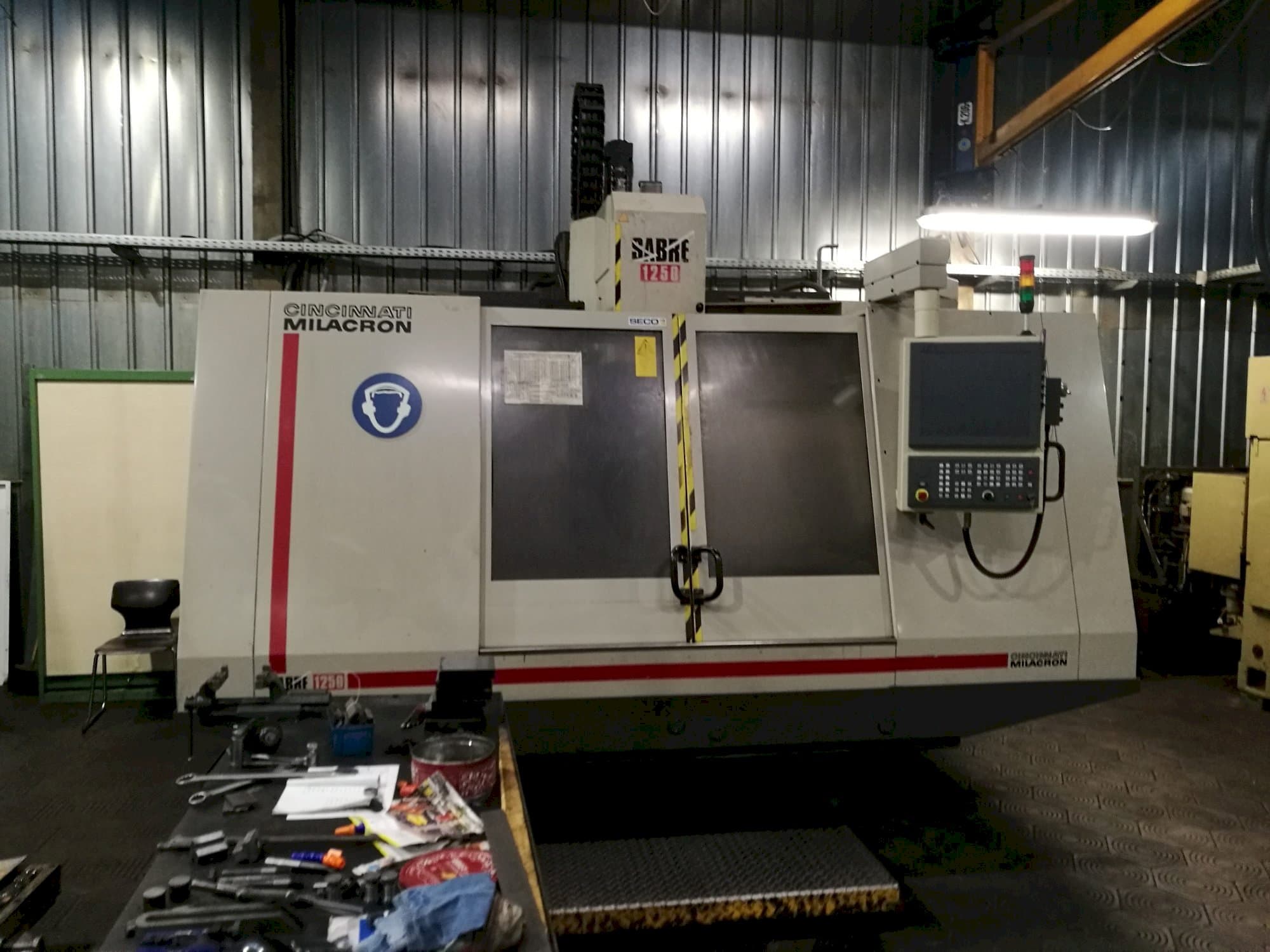 A Cincinnati Milacron Sabre 1250 gép elölnézete