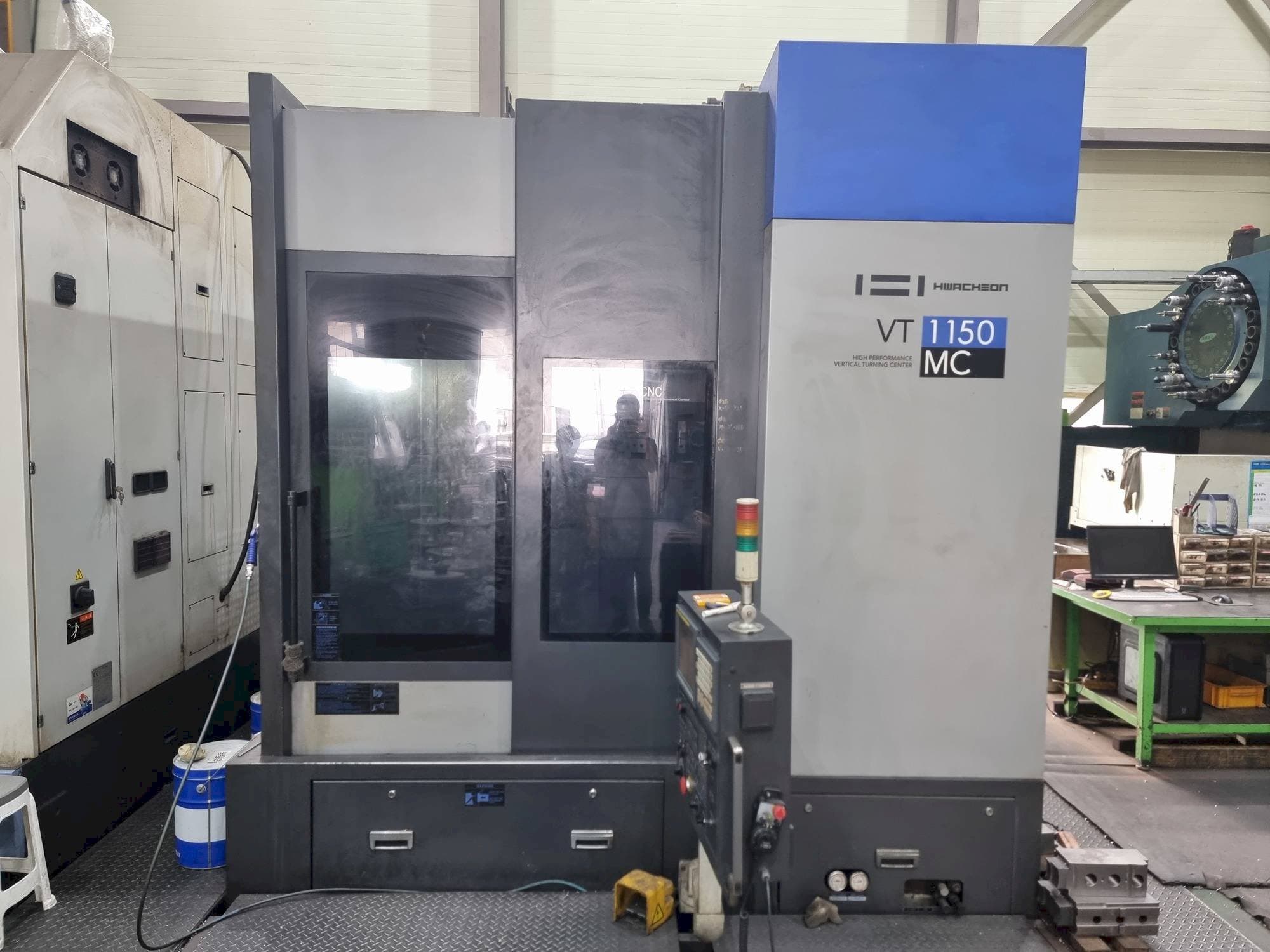 A HWACHEON VT1150MC gép elölnézete