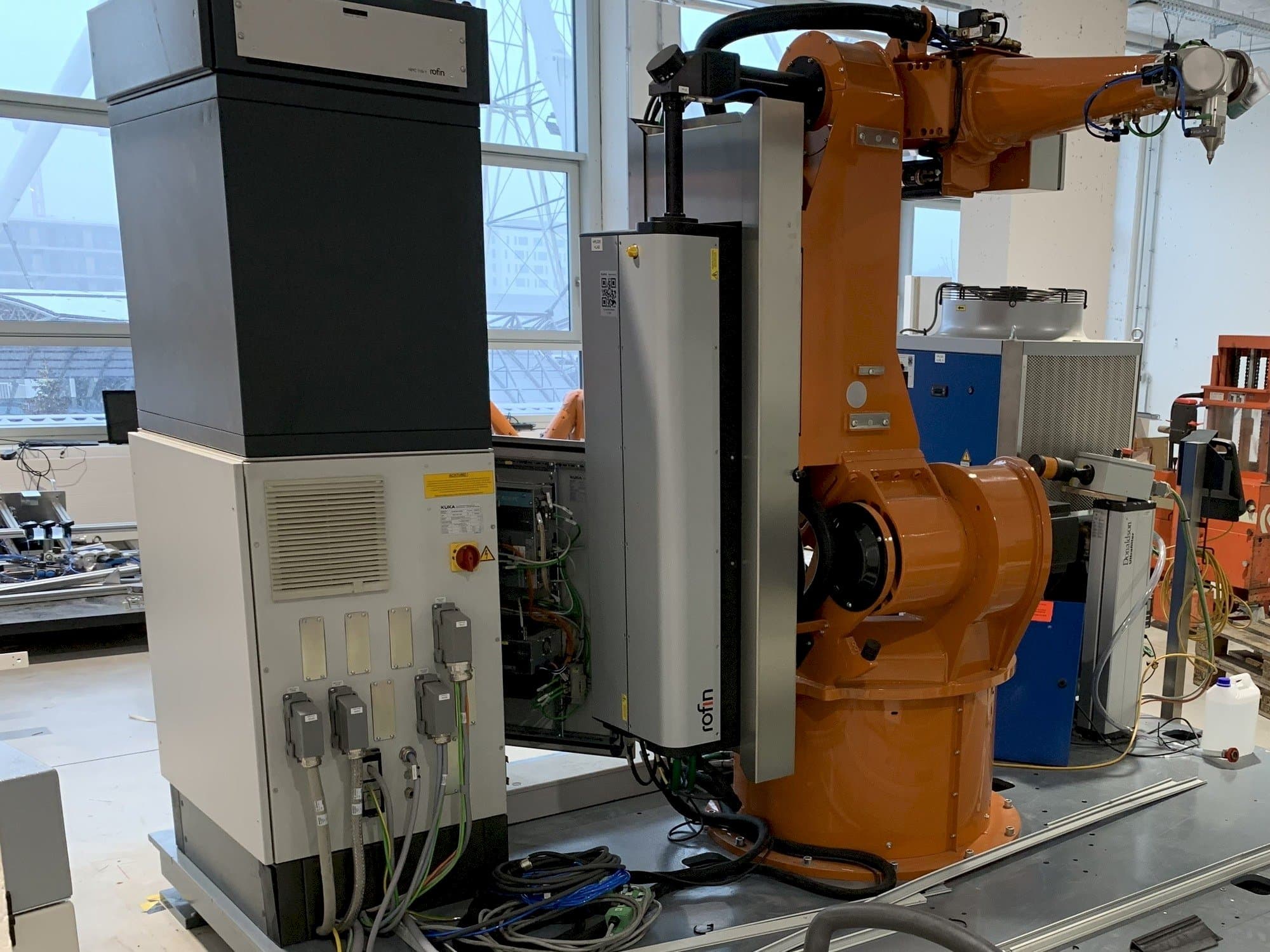 A Reis Robotics Laserroboter RV6L gép elölnézete