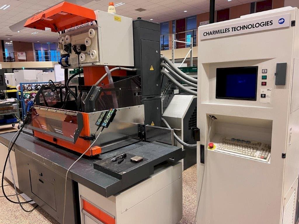 A CHARMILLES Robofil FI6020 CSL2 gép elölnézete