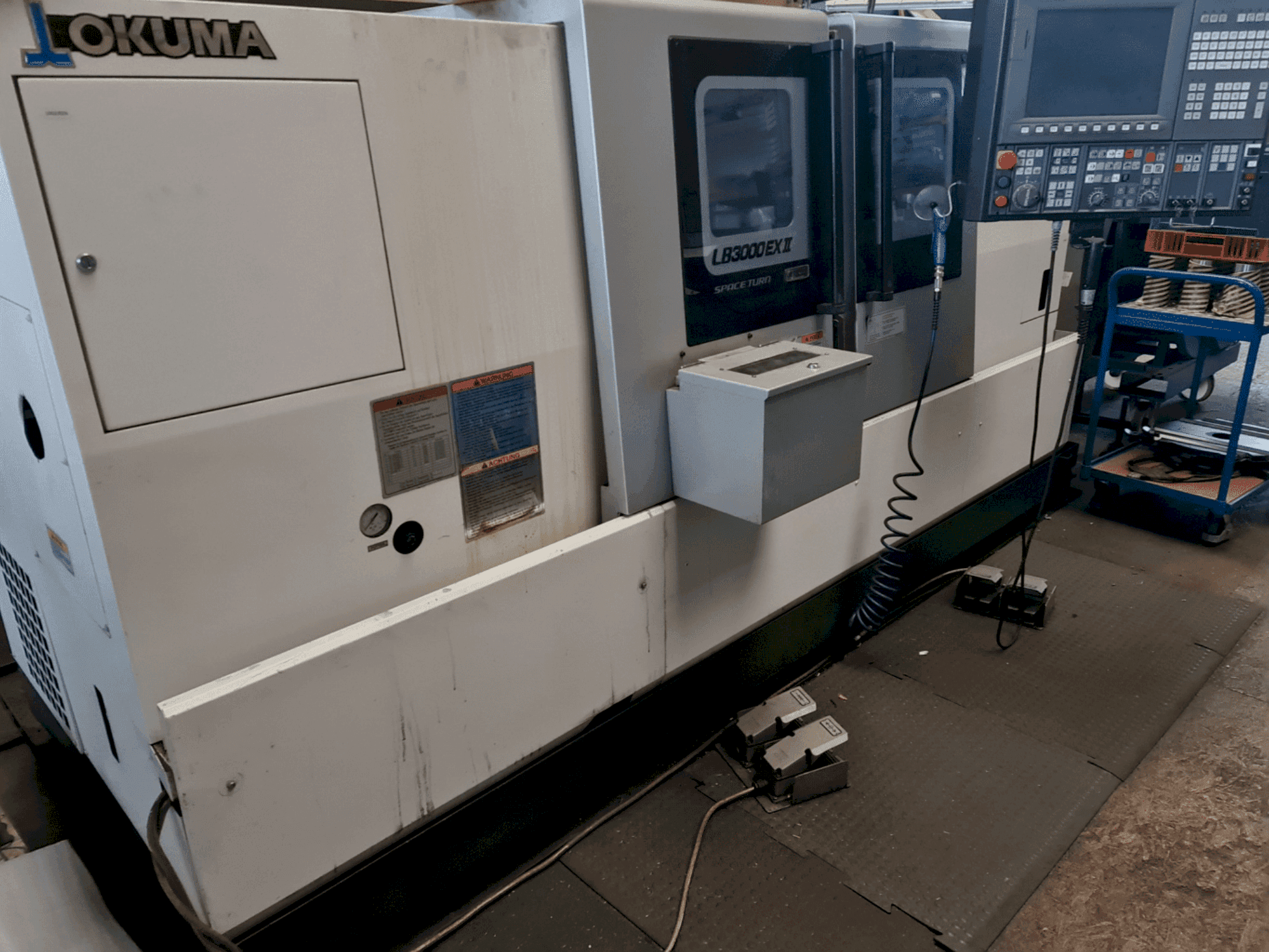 A Okuma LB3000 EX II gép elölnézete