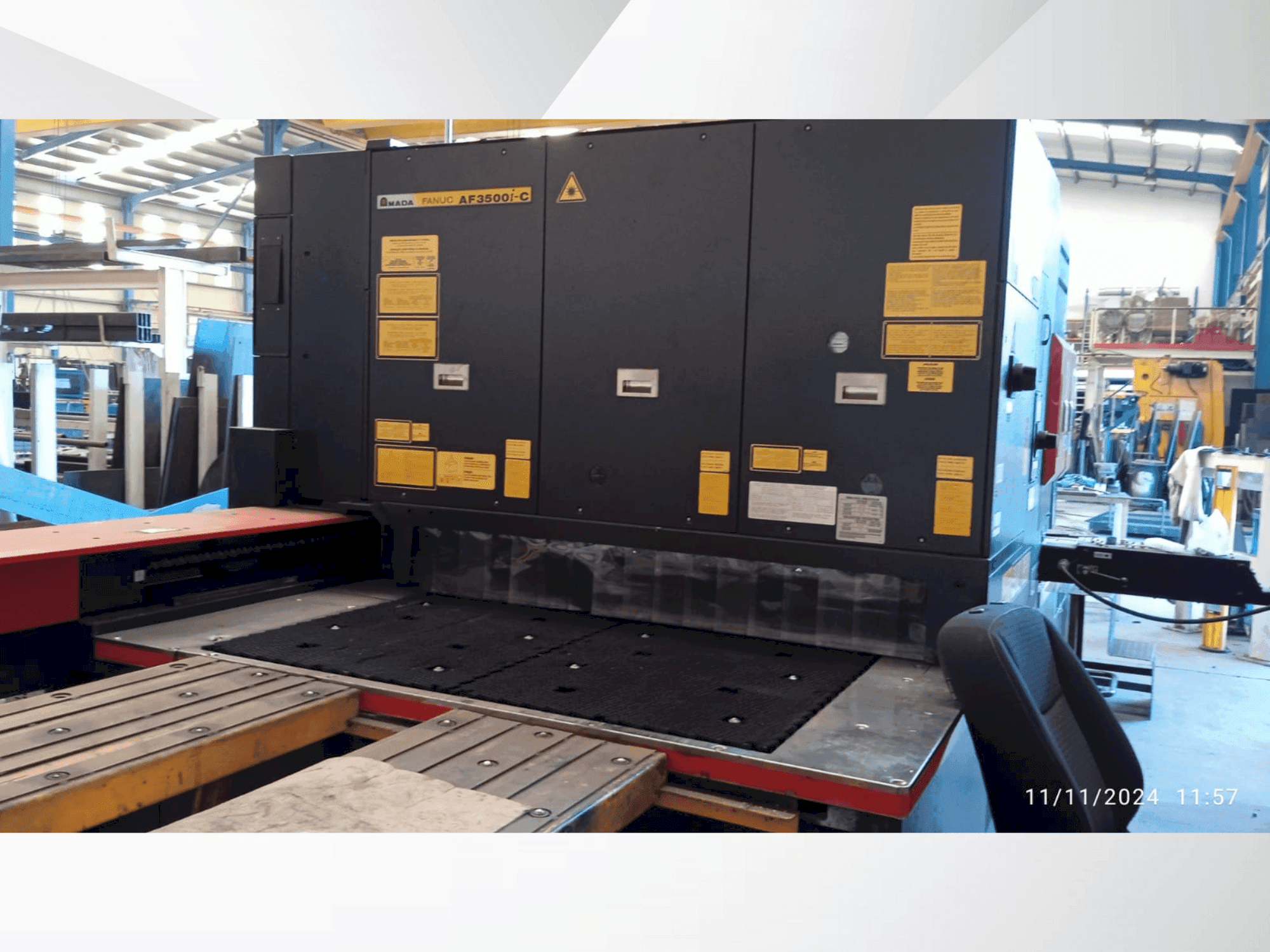 A AMADA LC 2415αV gép elölnézete