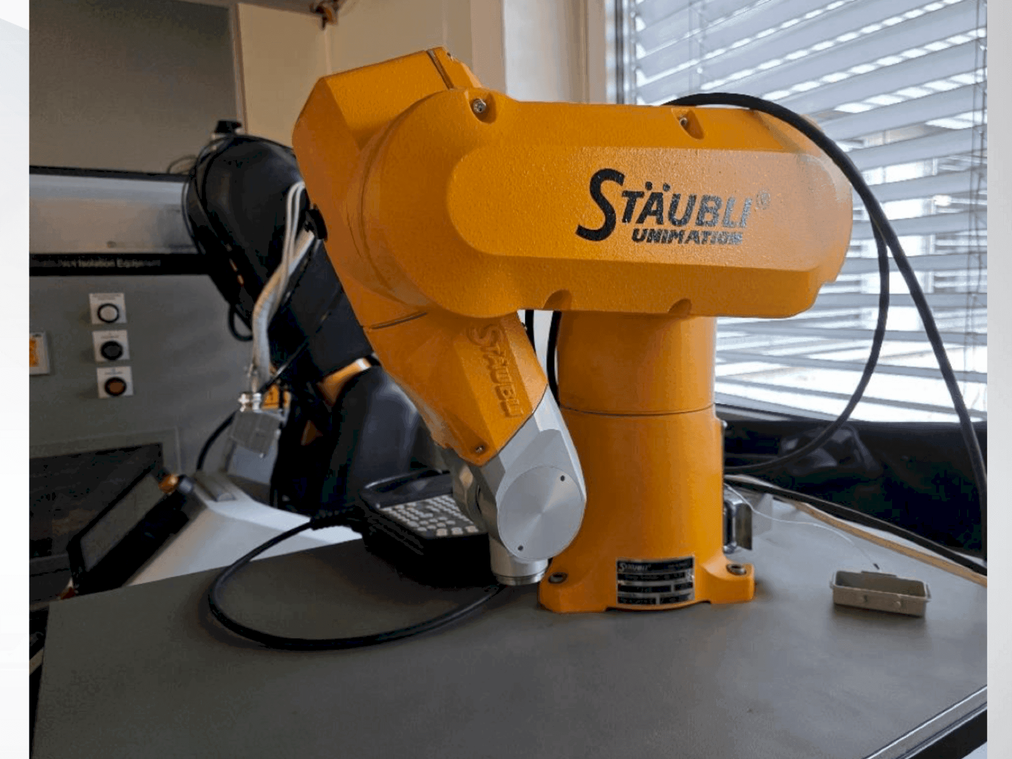 A STAUBLI TX40 gép elölnézete