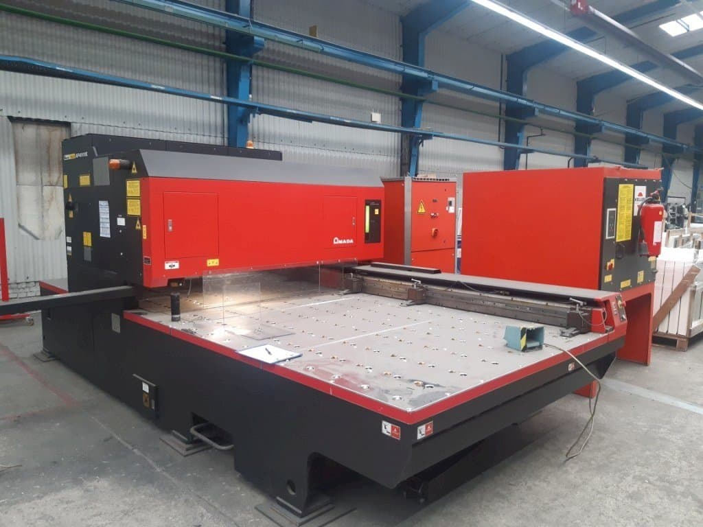 A AMADA LC 2415 Alpha III gép elölnézete