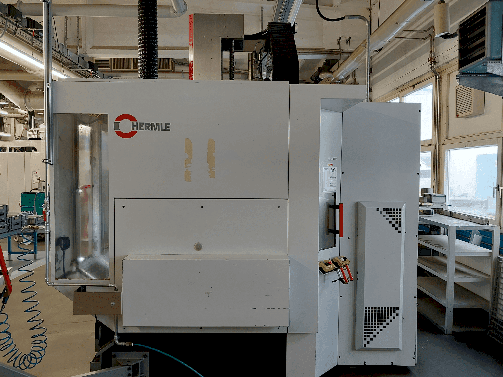 A HERMLE C 800 U gép elölnézete