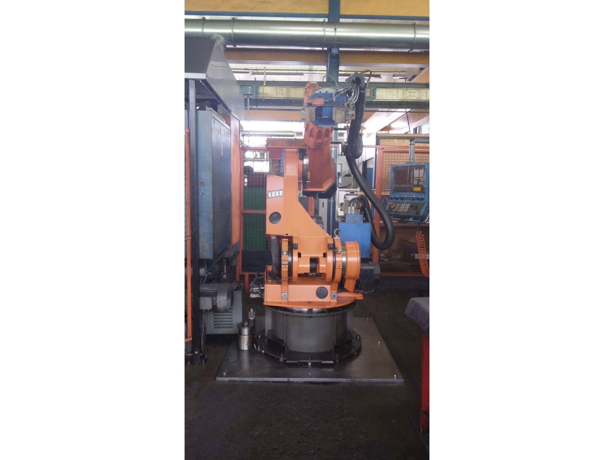 A KUKA IR 760/120.0 gép elölnézete