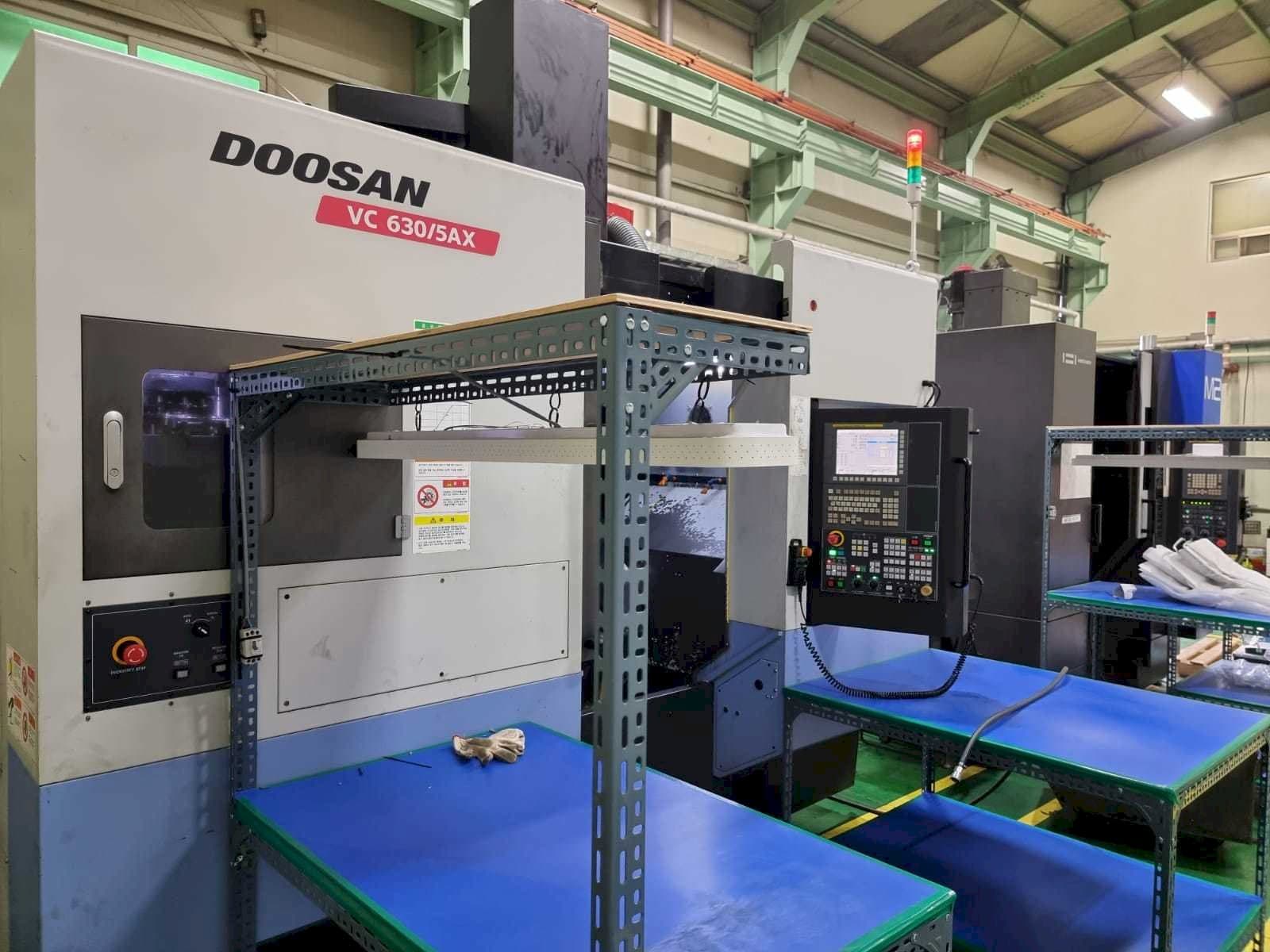 A Doosan VC630/5AX gép elölnézete